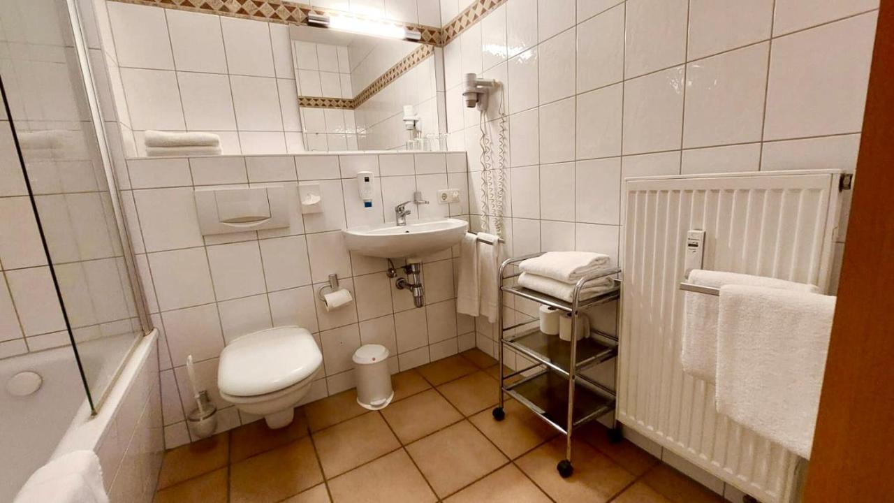 Moby Dick Hotel & Ferienwohnungen Wustrow  Buitenkant foto