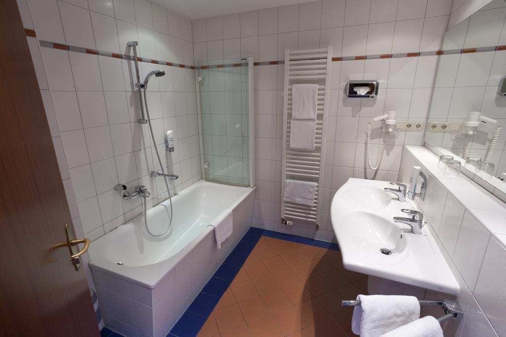 Moby Dick Hotel & Ferienwohnungen Wustrow  Kamer foto