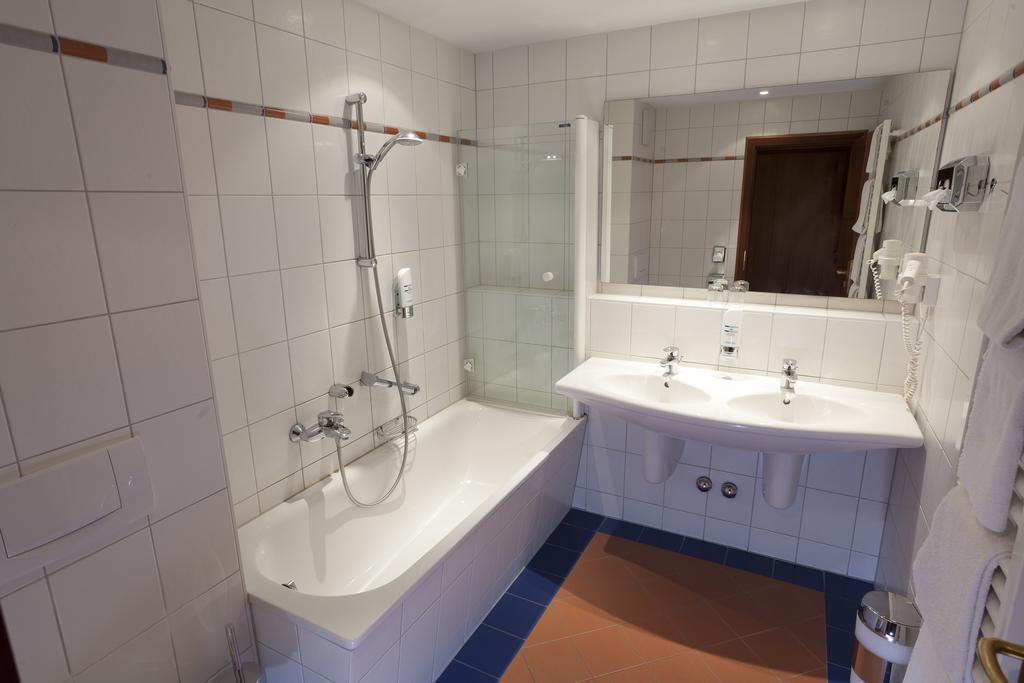 Moby Dick Hotel & Ferienwohnungen Wustrow  Kamer foto